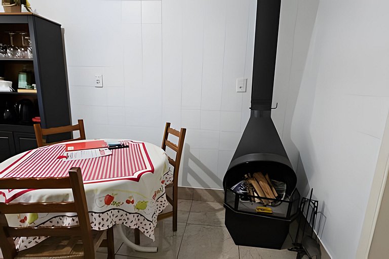 Casa com Lareira e Ar Condicionado Bem Localizada