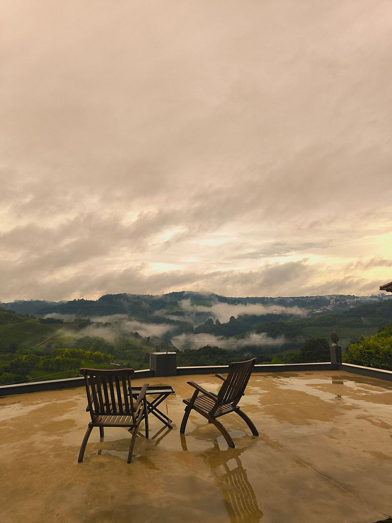 Casa Fronteiras com Vista Panorâmica no Vale