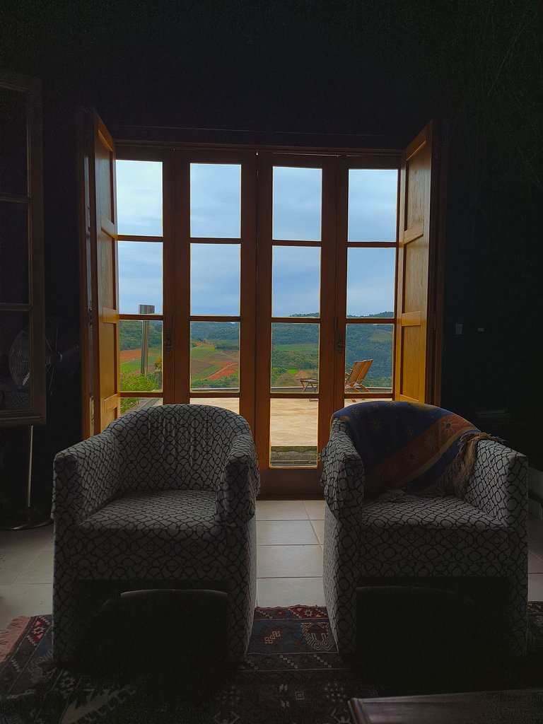 Casa Fronteiras com Vista Panorâmica no Vale