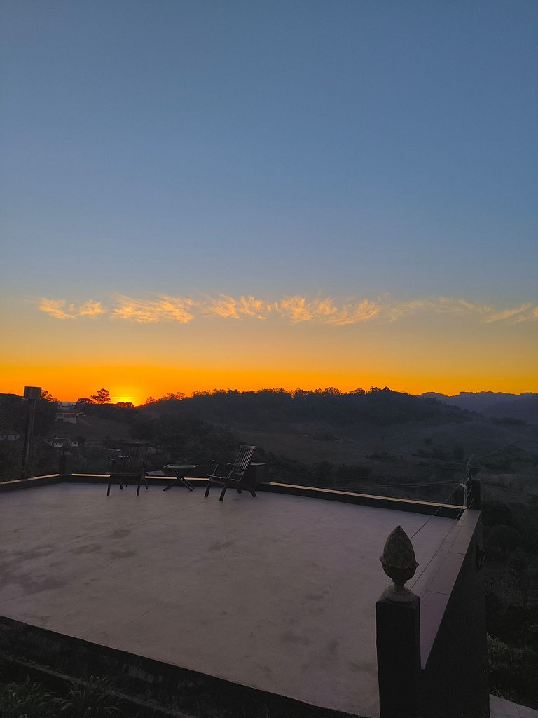 Casa Fronteiras com Vista Panorâmica no Vale