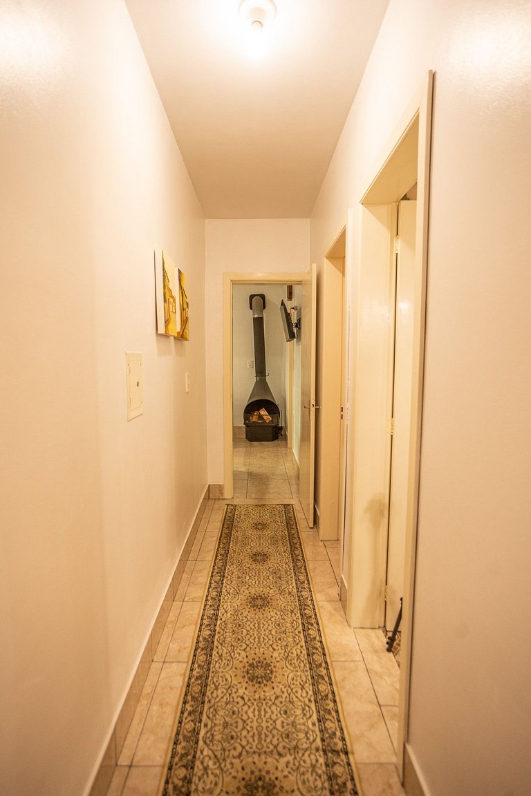 Casa com Lareira e Ar Condicionado Bem Localizada