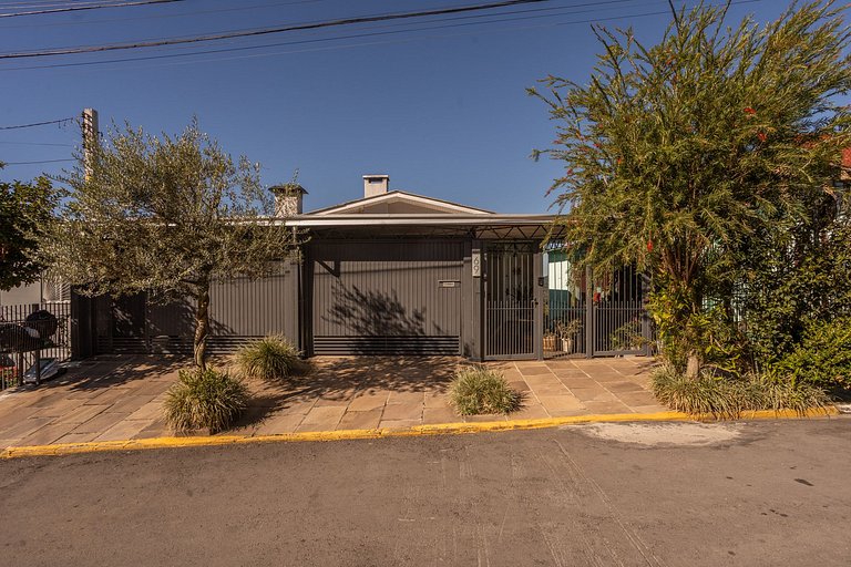 Casa com Lareira e Ar Condicionado Bem Localizada